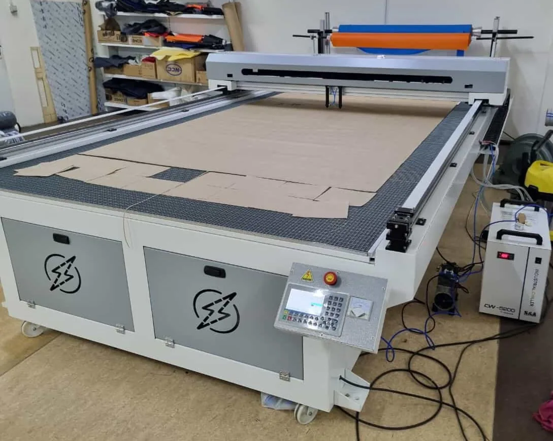 1350×2000 Flatbed Çift Kafa Lazer Kesim Makinesi